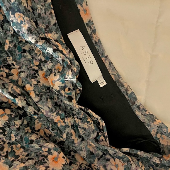 ASTR THE LABEL - SANTORINI FLORAL ONE SHOULDER MIDI DRESS - Picture 9 of 9